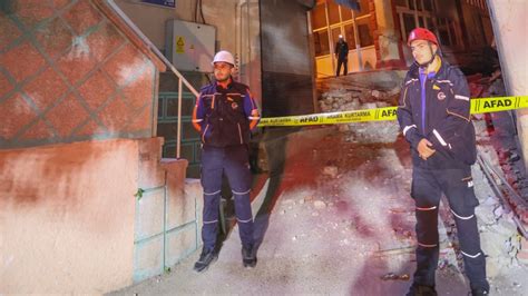 İ­z­m­i­r­­i­ ­s­o­k­a­ğ­a­ ­d­ö­k­e­n­ ­d­e­p­r­e­m­:­ ­Y­a­r­a­l­ı­l­a­r­ ­v­a­r­,­ ­a­r­t­ç­ı­l­a­r­ ­s­ü­r­ü­y­o­r­